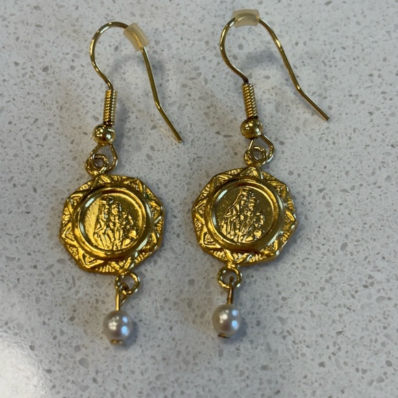 Vintage earrings gold tone Virgin Mary medallions. - Picture 3 of 7